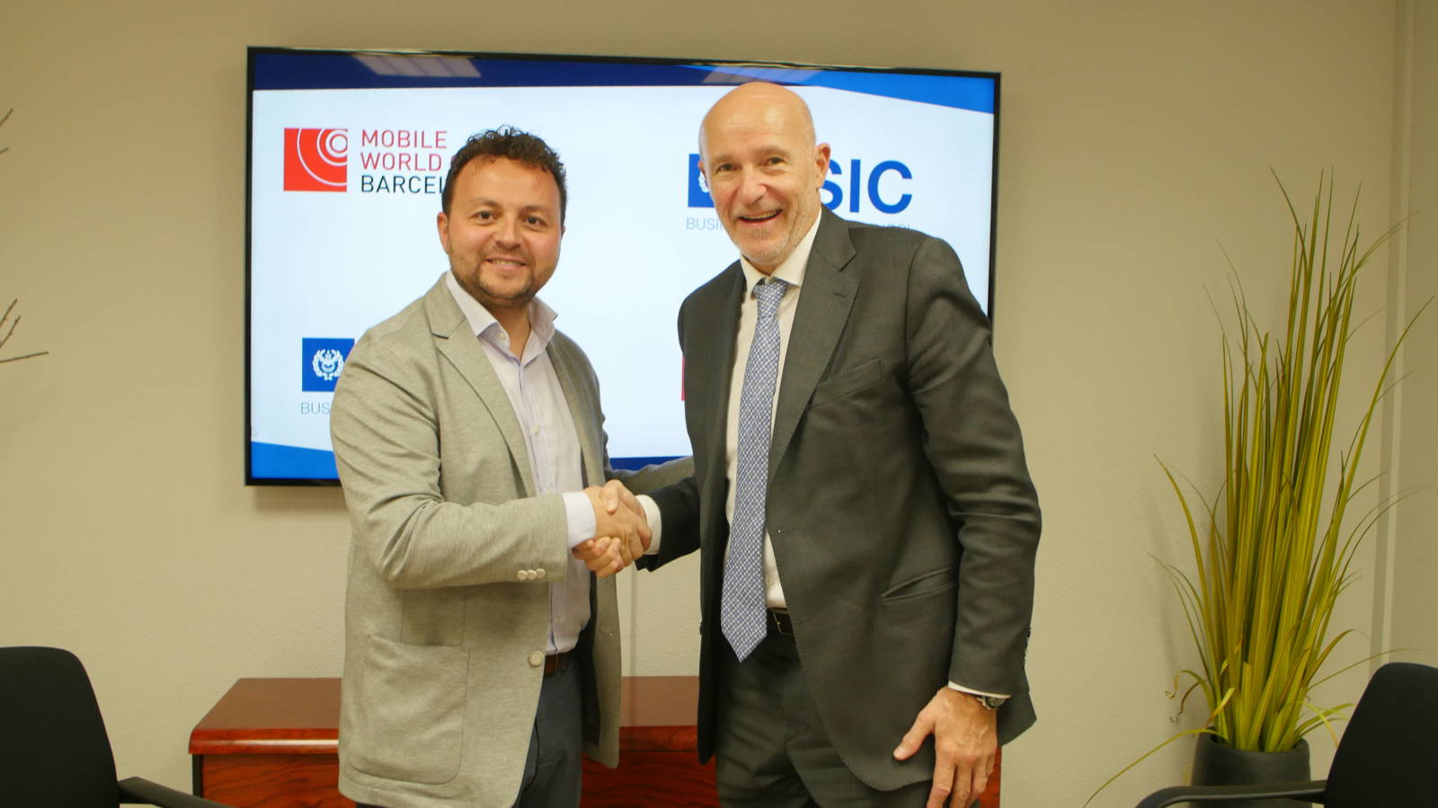 MWCapital, SEAT, Telefónica, Ficosa, ETRA and i2CAT promote a Connected Car pilot project