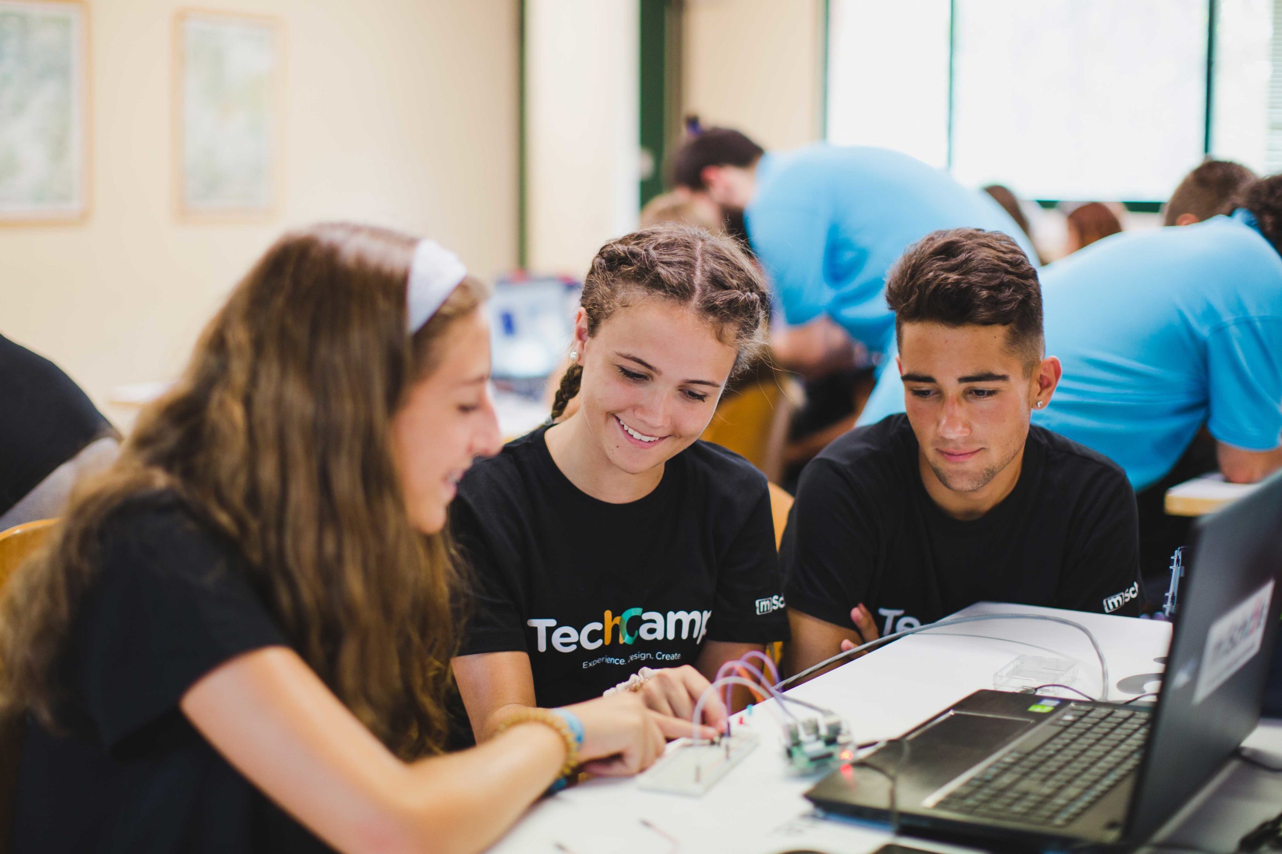 Young people from all over Catalonia further their knowledge of the IoT and cybersecurity at mSchools camps