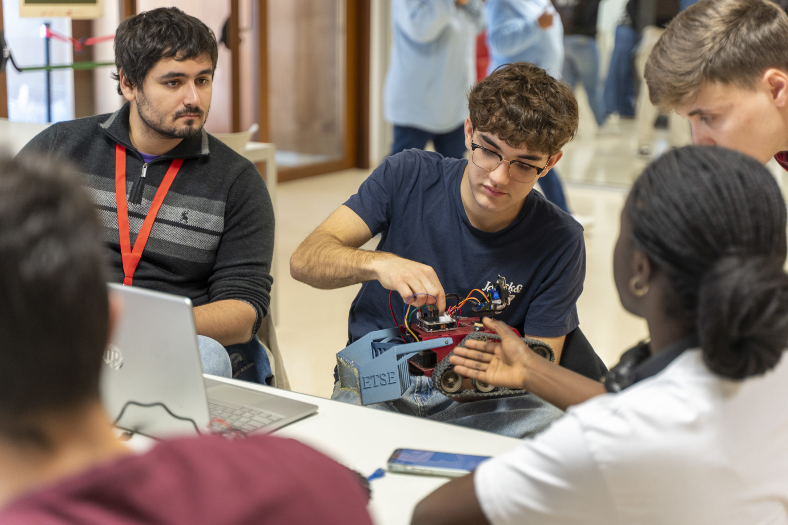 Over 60 students participate in the Robotech Hackathon to innovate in beach cleaning using advanced digital technologies